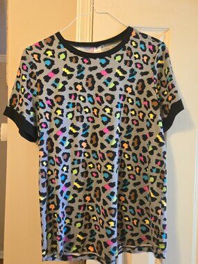 M Sunshine & Rodeo top, gray with colorful leopard print